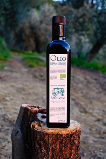Eine Flasche Balduccio-Olivenöl